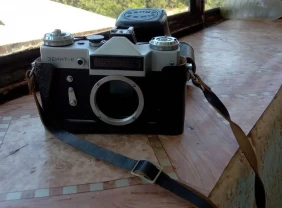 Фотоаппарат ЗЕНИТ-Е с чехлом без объектива.