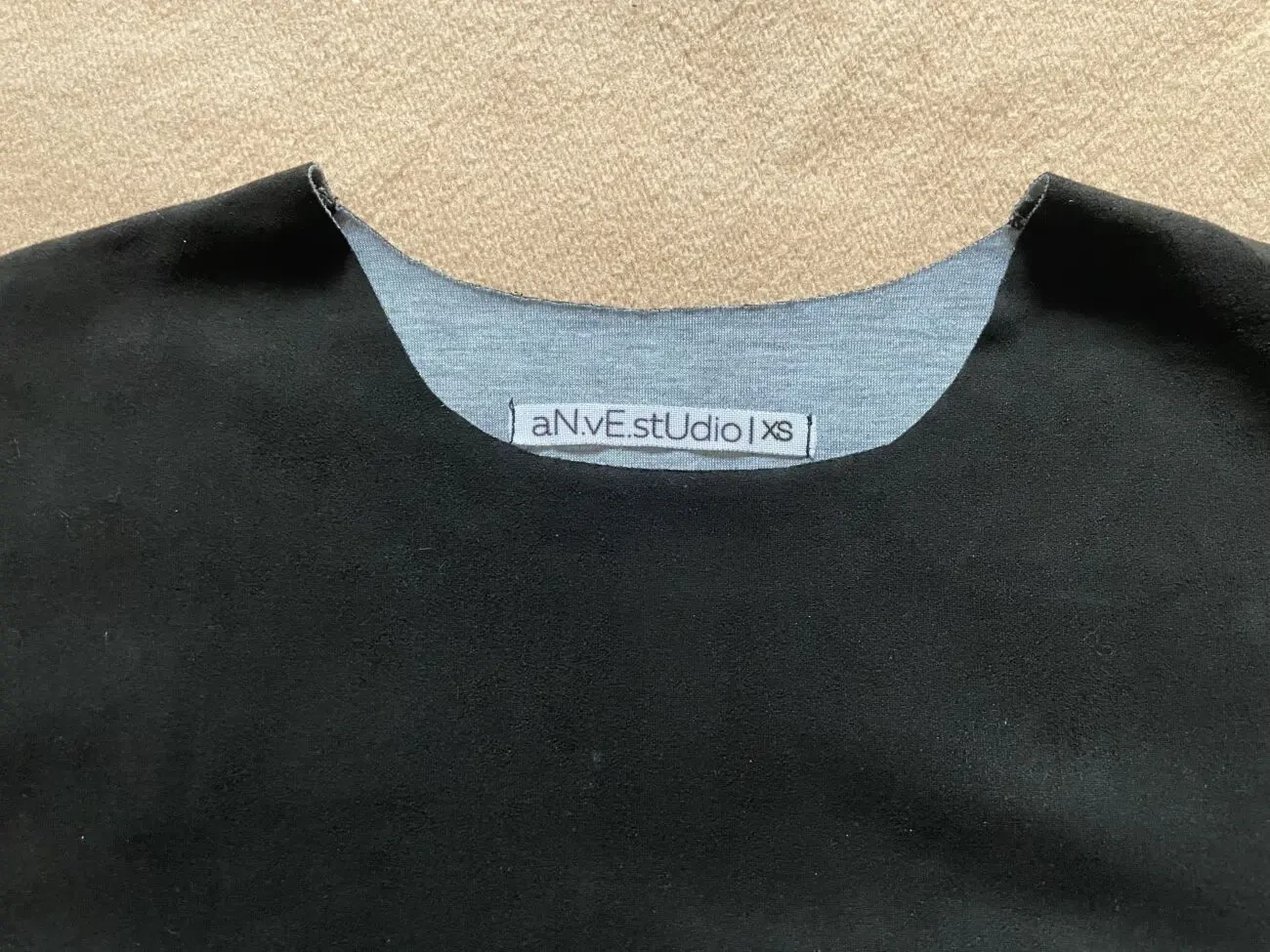 Костюм женский черный замшевый 10