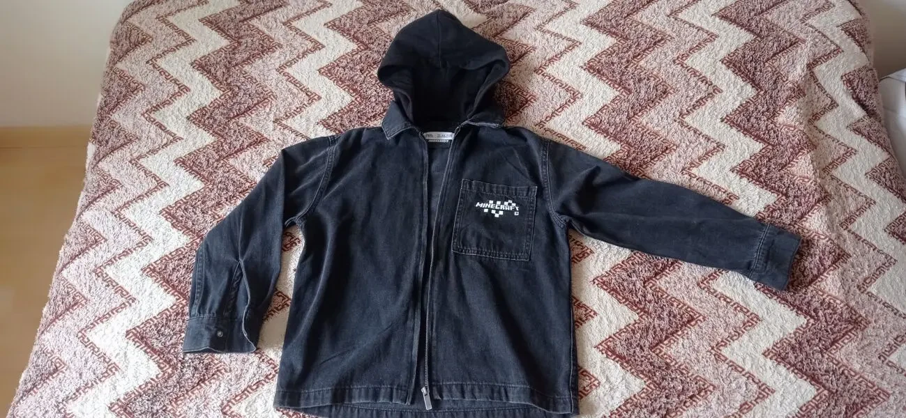 Джинсова куртка ZARA з капюшоном для підлітка з написом MINECRAFT