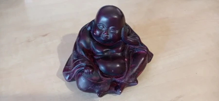 Скульптура червоного Будди зі смоли