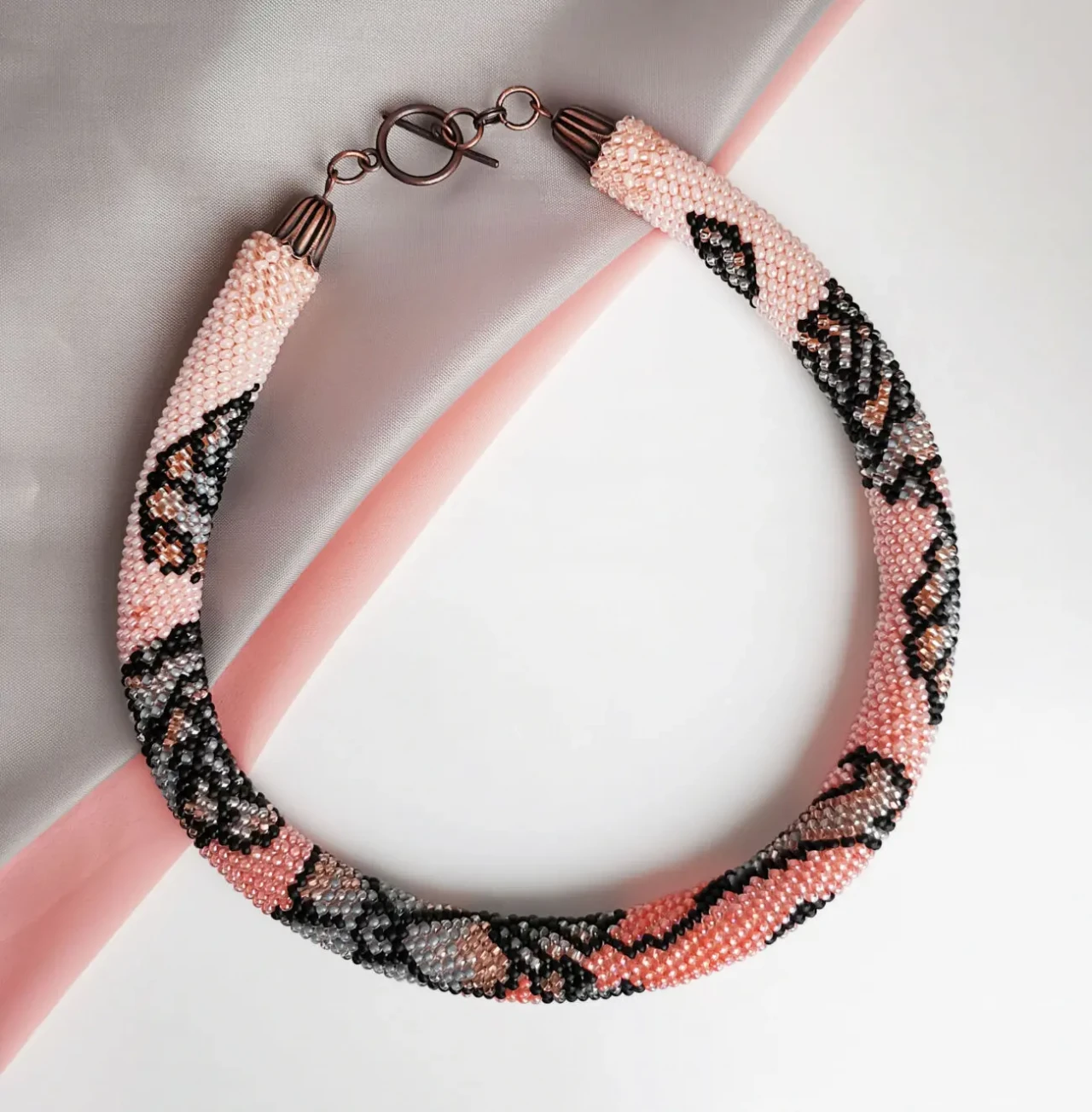 Прикраса із бісеру кольє-джгут Шарм