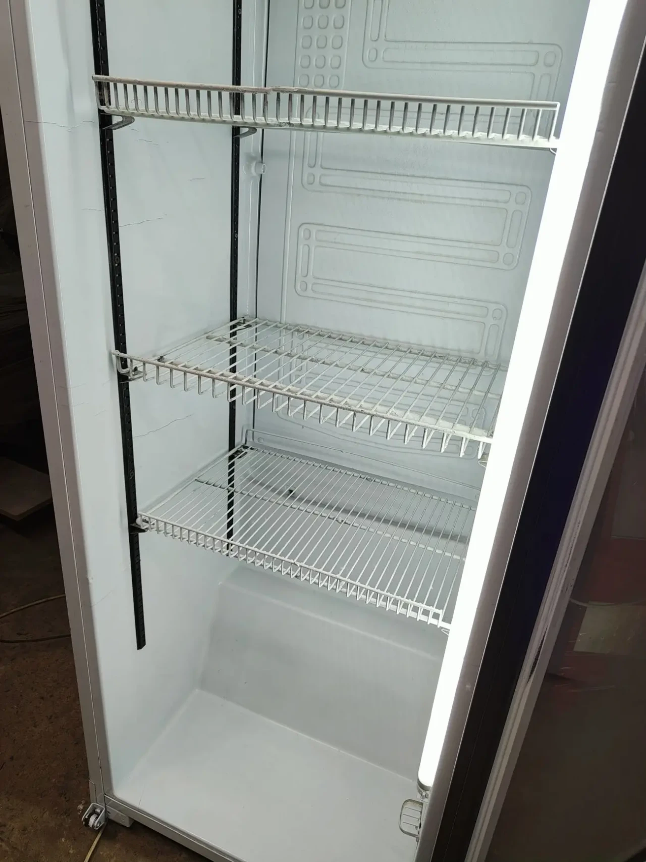 Холодильник для напоїв, холодильний шкаф бу, вітрина холодильна бу 8