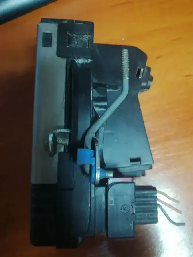 Ел.замок передньої лівої дверки Renault Trafic,Opel Vivaro 2000-2014