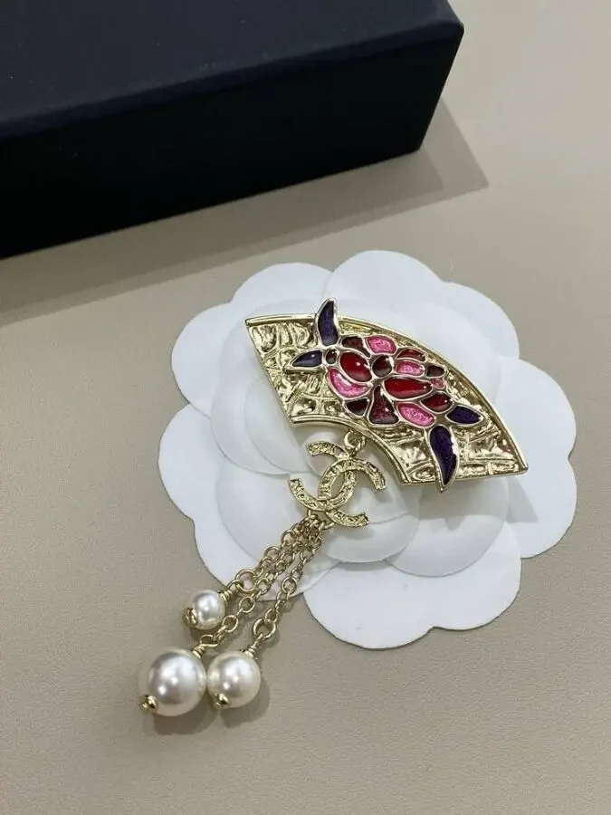 Брошка Chanel 2