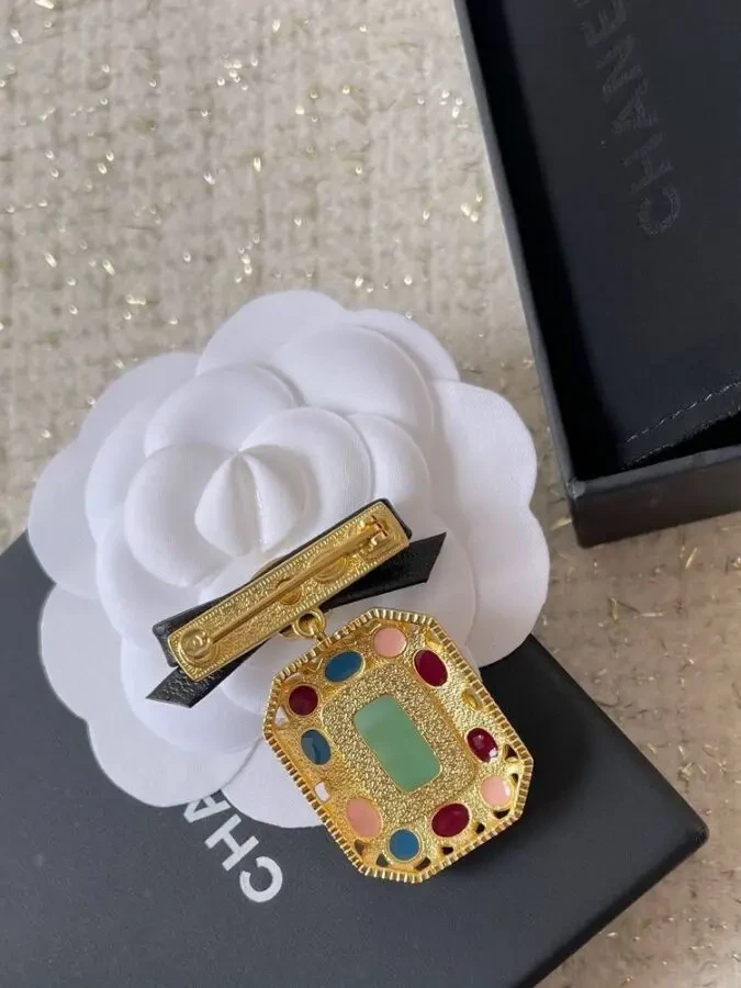 Брошка Chanel 4