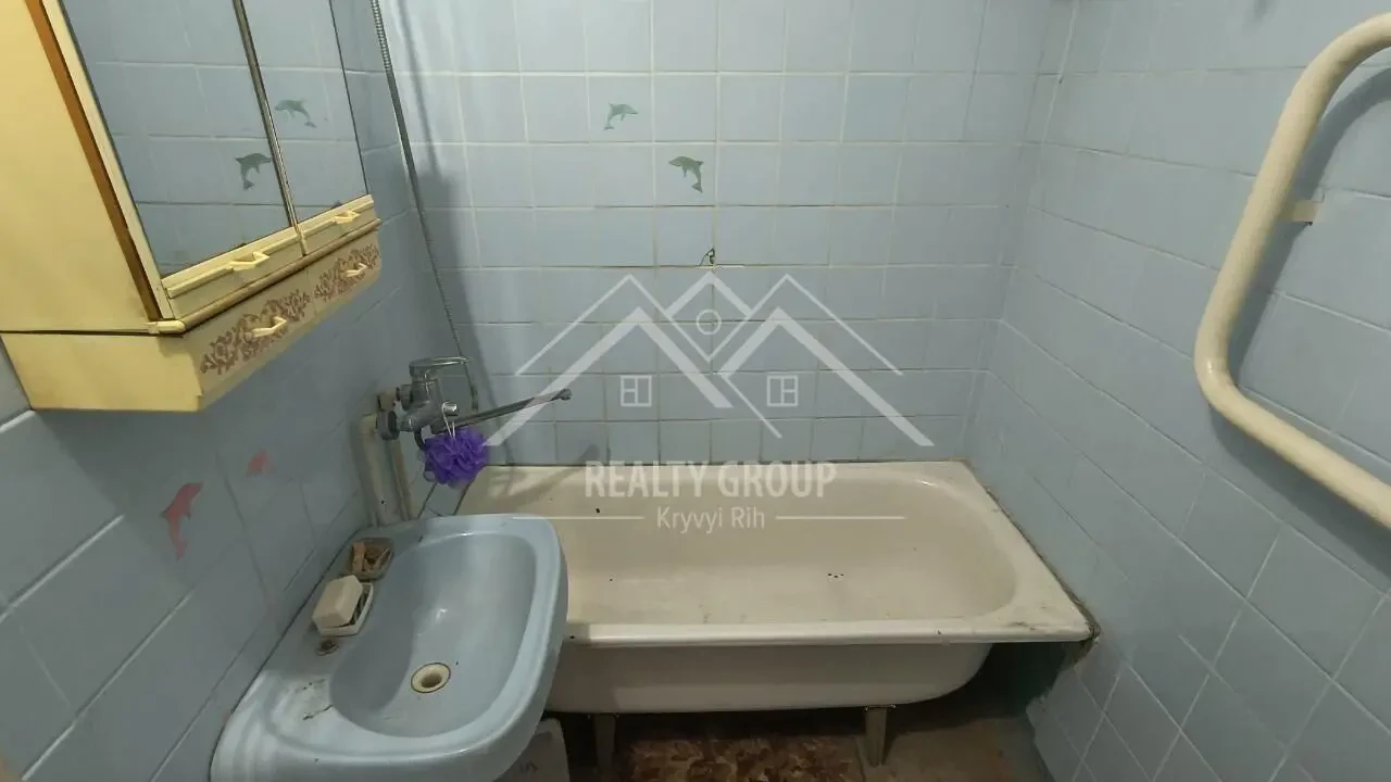 Продаж 3к квартири по Елекрозаводській 10