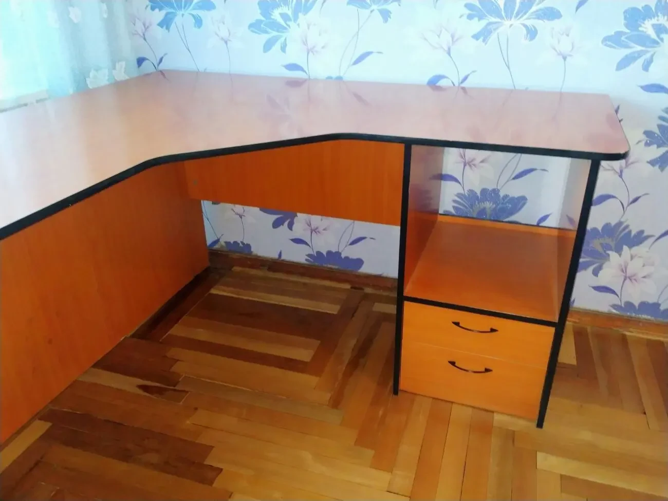 Большой угловой стол с выкатной тумбой б/у цена за все 4