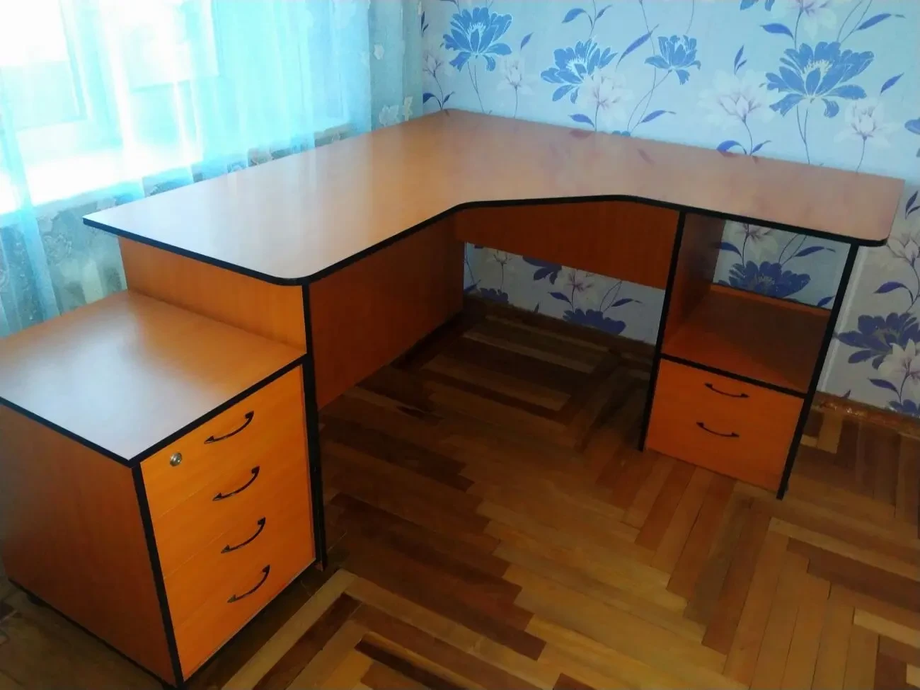 Большой угловой стол с выкатной тумбой б/у цена за все 2