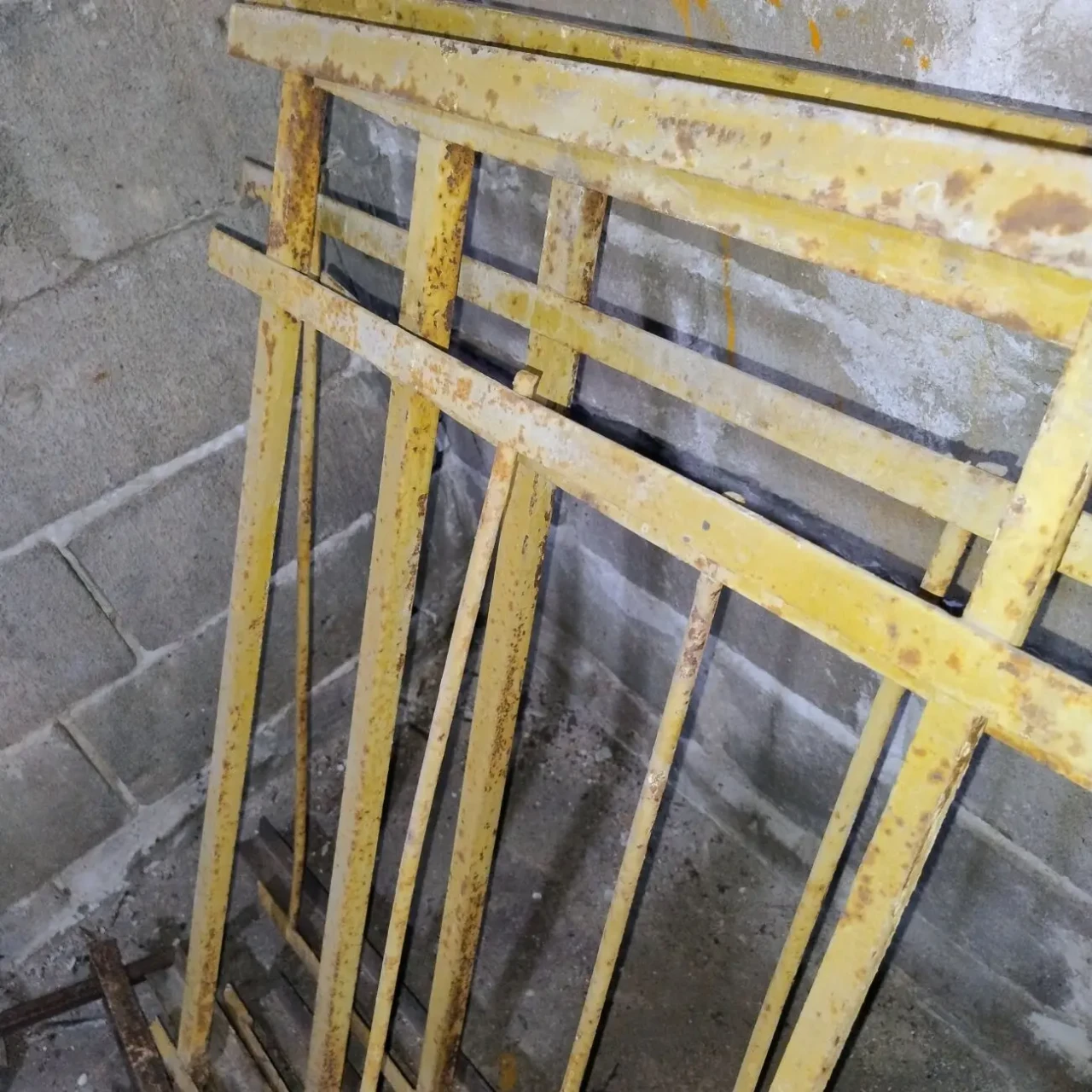 Решетки металлические на окна балконы заборы б/у 2