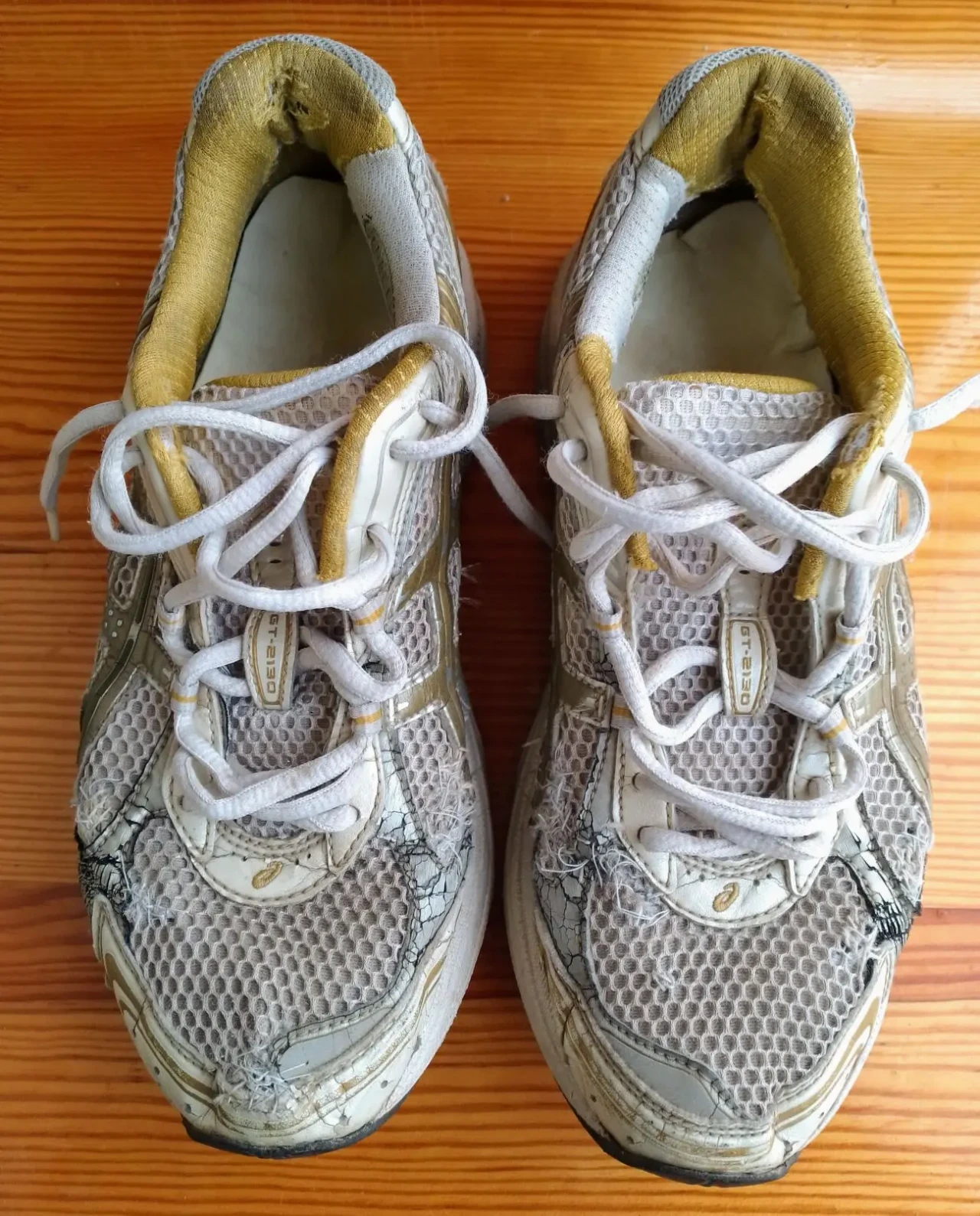 Кроссовки 40 26 белые сетка, шнурки, светоотражатели, для дачи, Asics