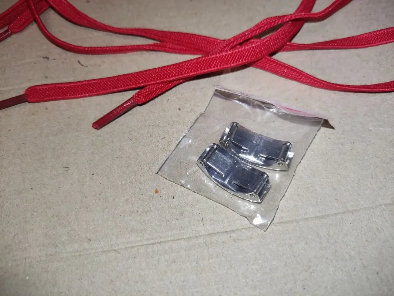 Шнурки еластичні з кліпсами червоні 3