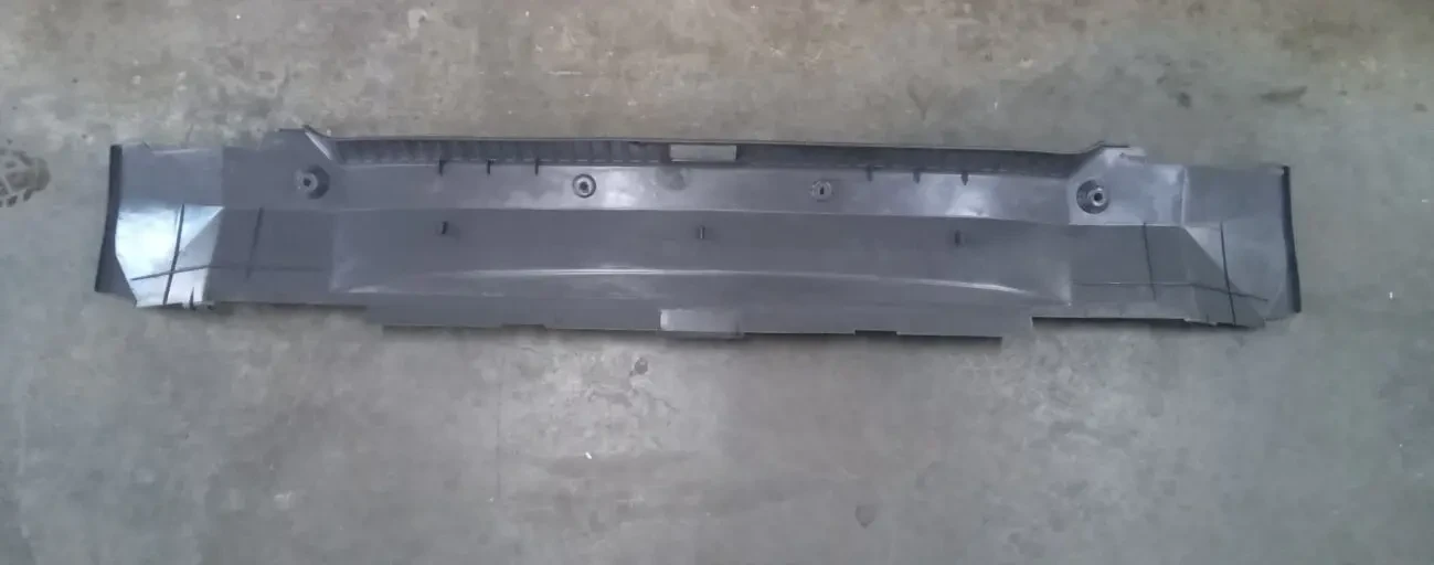 Пластик багажнику центральний Volvo 960. 8