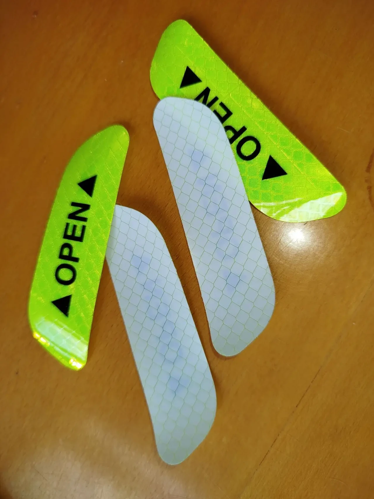 Наклейка на двері автомобіля світловідбиваюча салатна 3