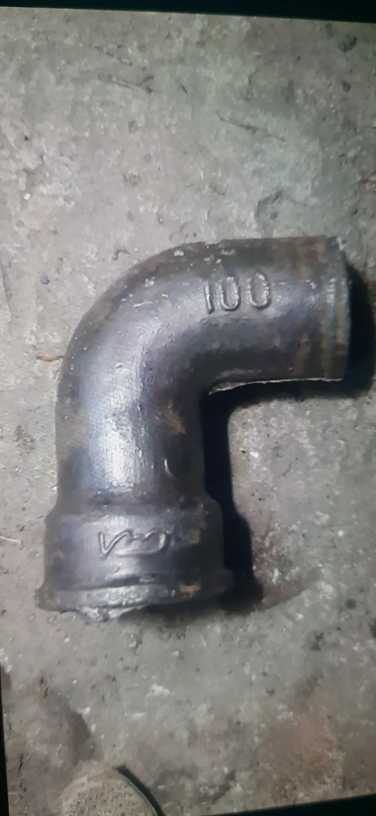 Чугунное колено, диаметр 100 мм.