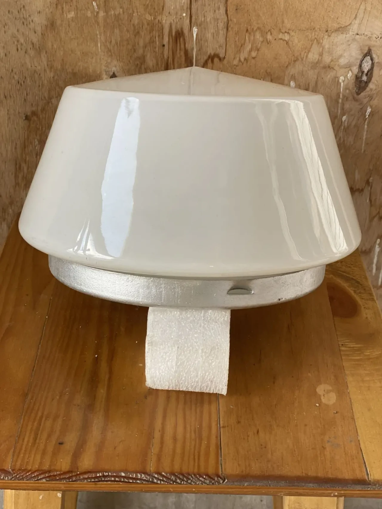 Настенный светильник (металл, стекло, фарфор).