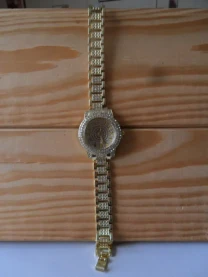 Наручные кварцевые женские часы.