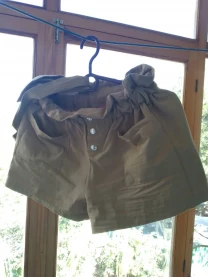 Шорты бежевые м 12 на резинке, пояс, карманы, заклепки, хлопок