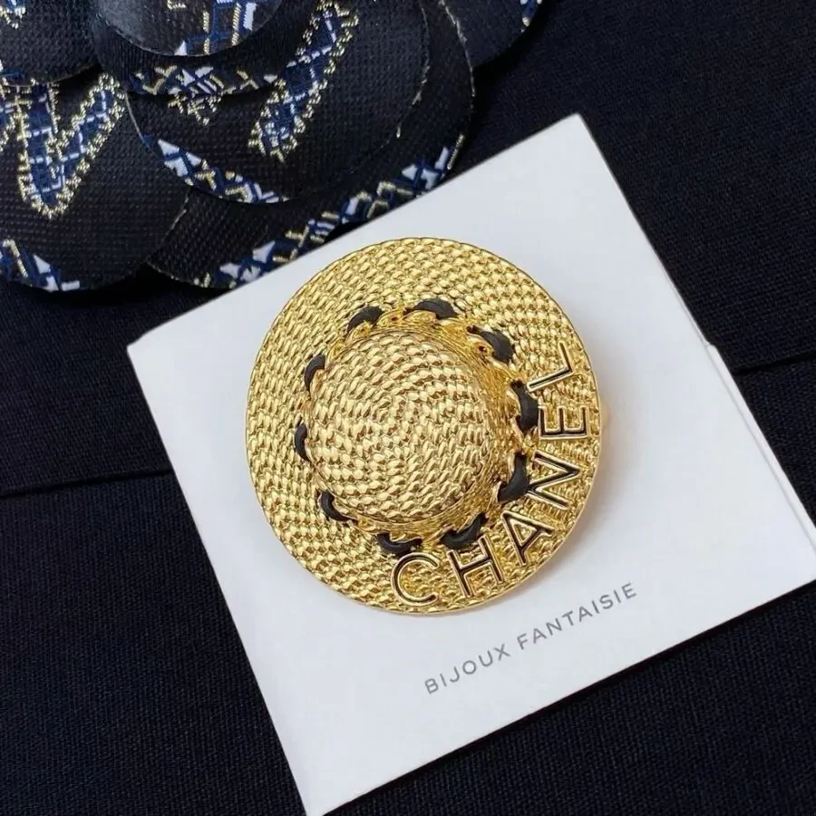 Брошка Chanel