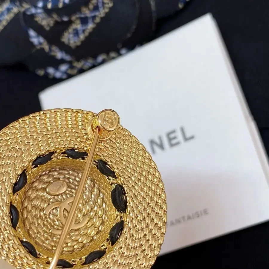 Брошка Chanel 5