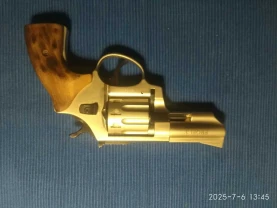 Дитячий іграшковий пістолет