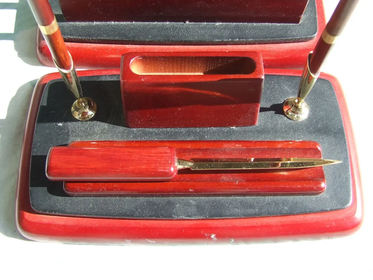 Набор письменный для офисов из 4 предметов с красного дерева. 1980 гг. 2