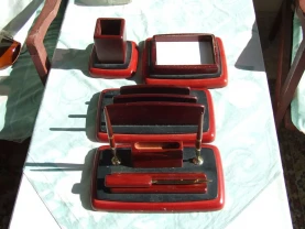 Набор письменный для офисов из 4 предметов с красного дерева. 1980 гг.