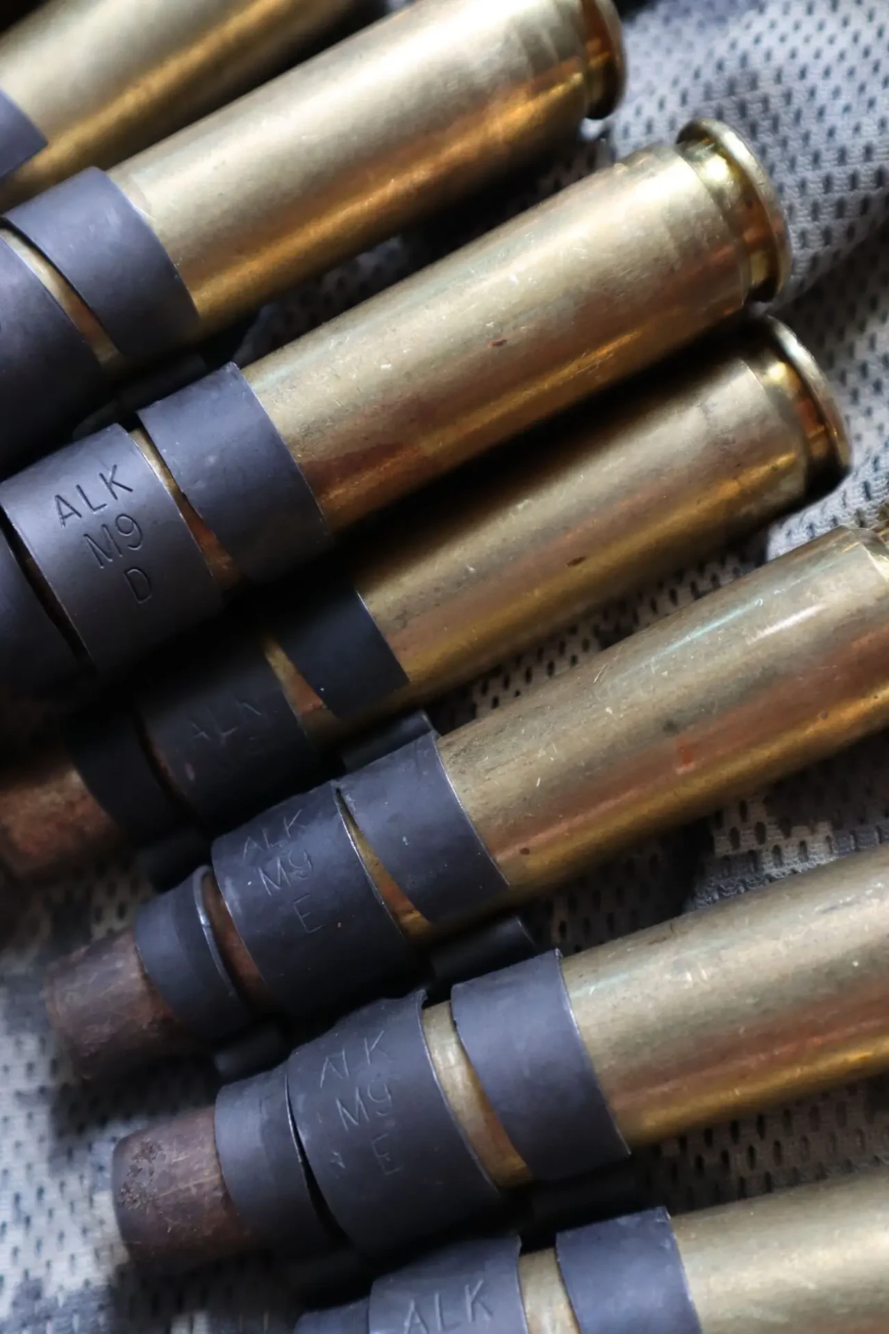 Сувенір стрічка кулеметна 12.7х99 14 гільз 2