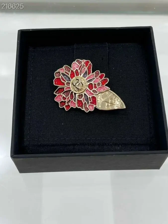 Брошка Chanel 6