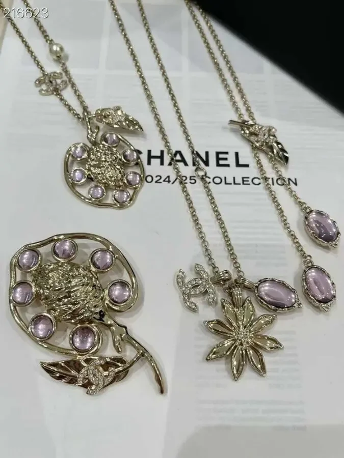 Брошка Chanel 4