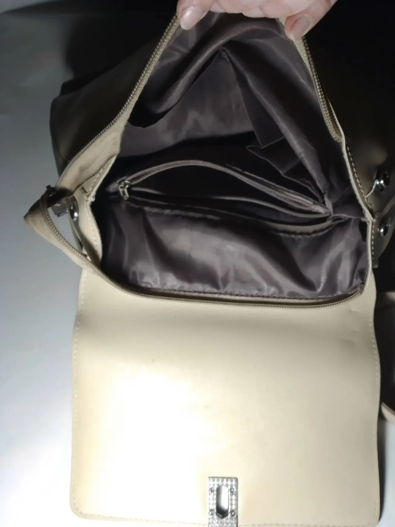 Бежевая сумка рюкзак, кожзам, лето, 5 карманов, молнии, девочке 3