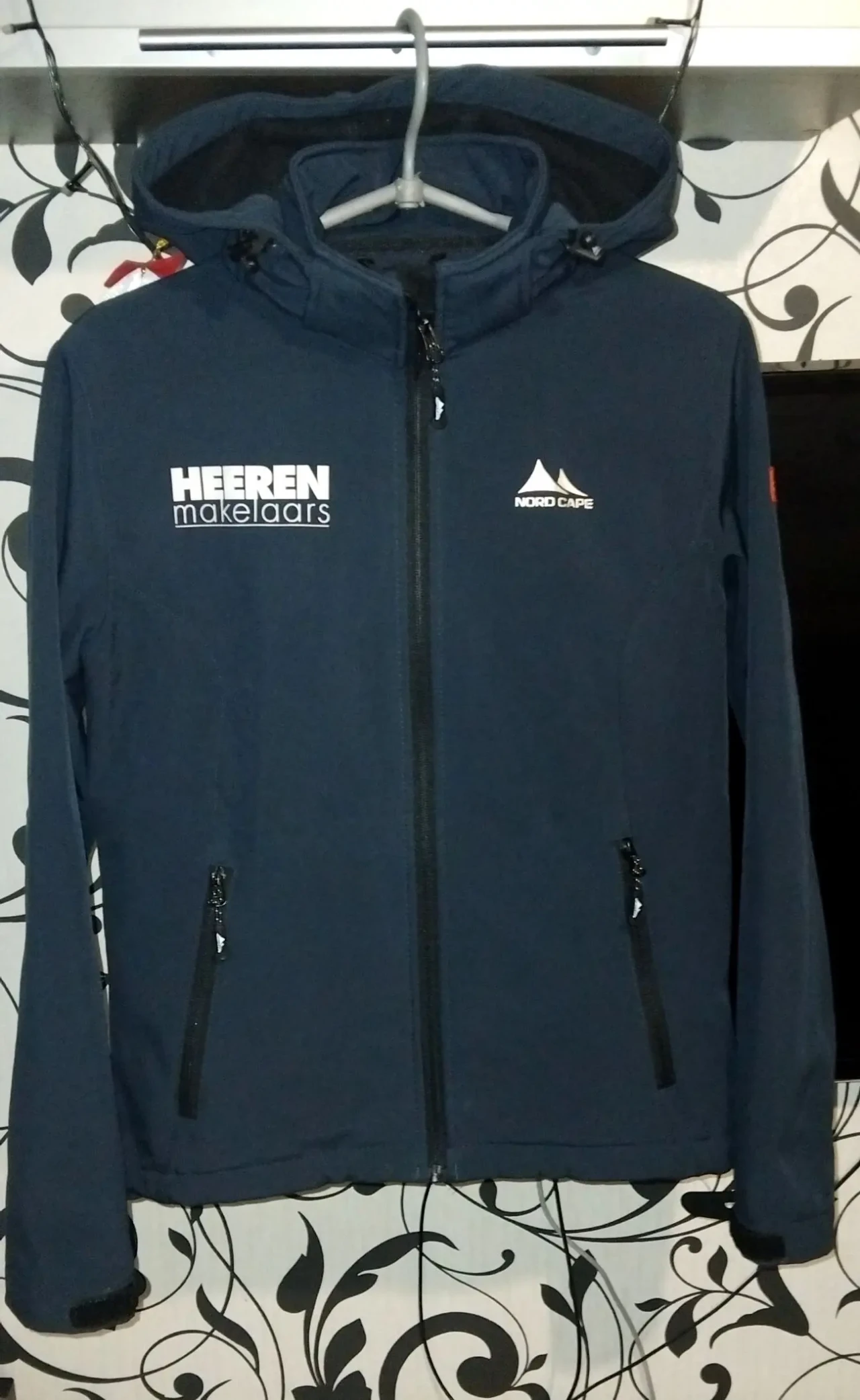 Спортивная ветровка