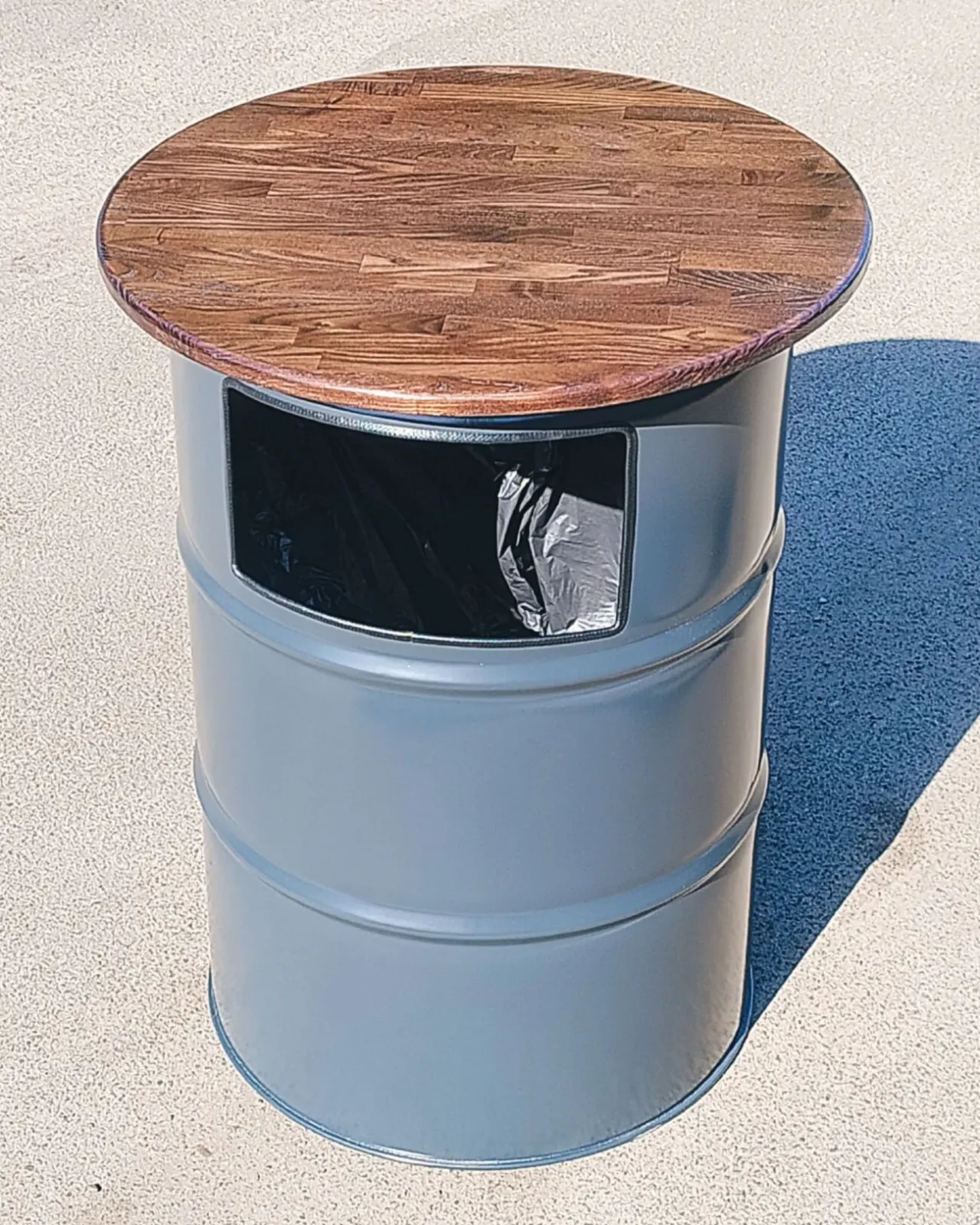 Урна-столик з металевої бочки з індивідуальним брендуванням для кафе 3