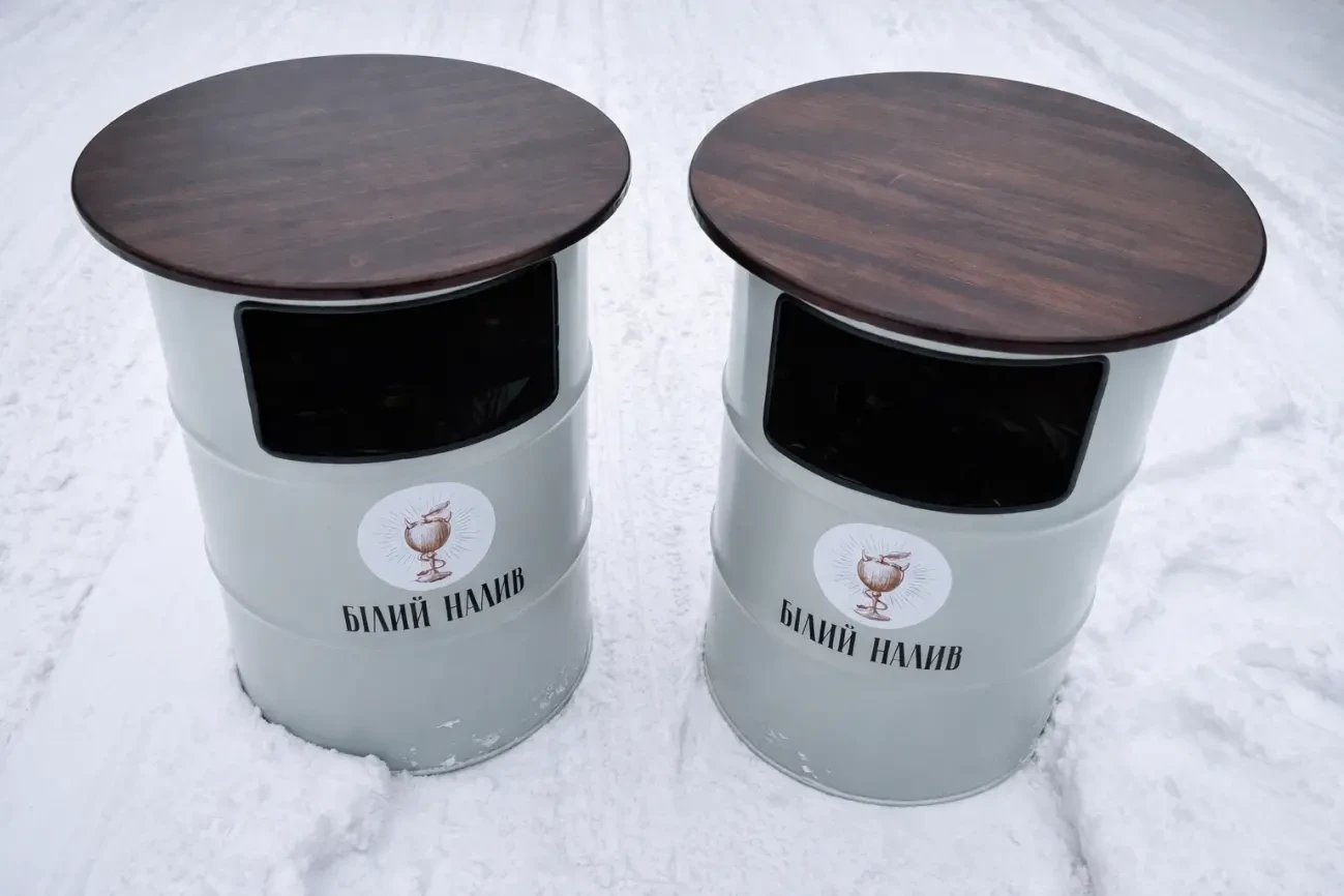 Урна-столик з металевої бочки з індивідуальним брендуванням для кафе 3