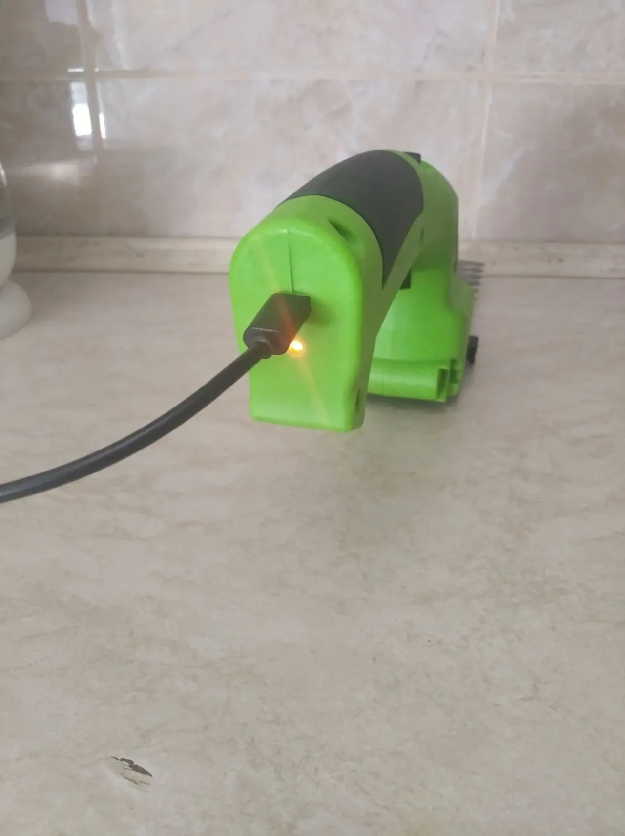 Кусторез аккумуляторный с двумя насадками. 9