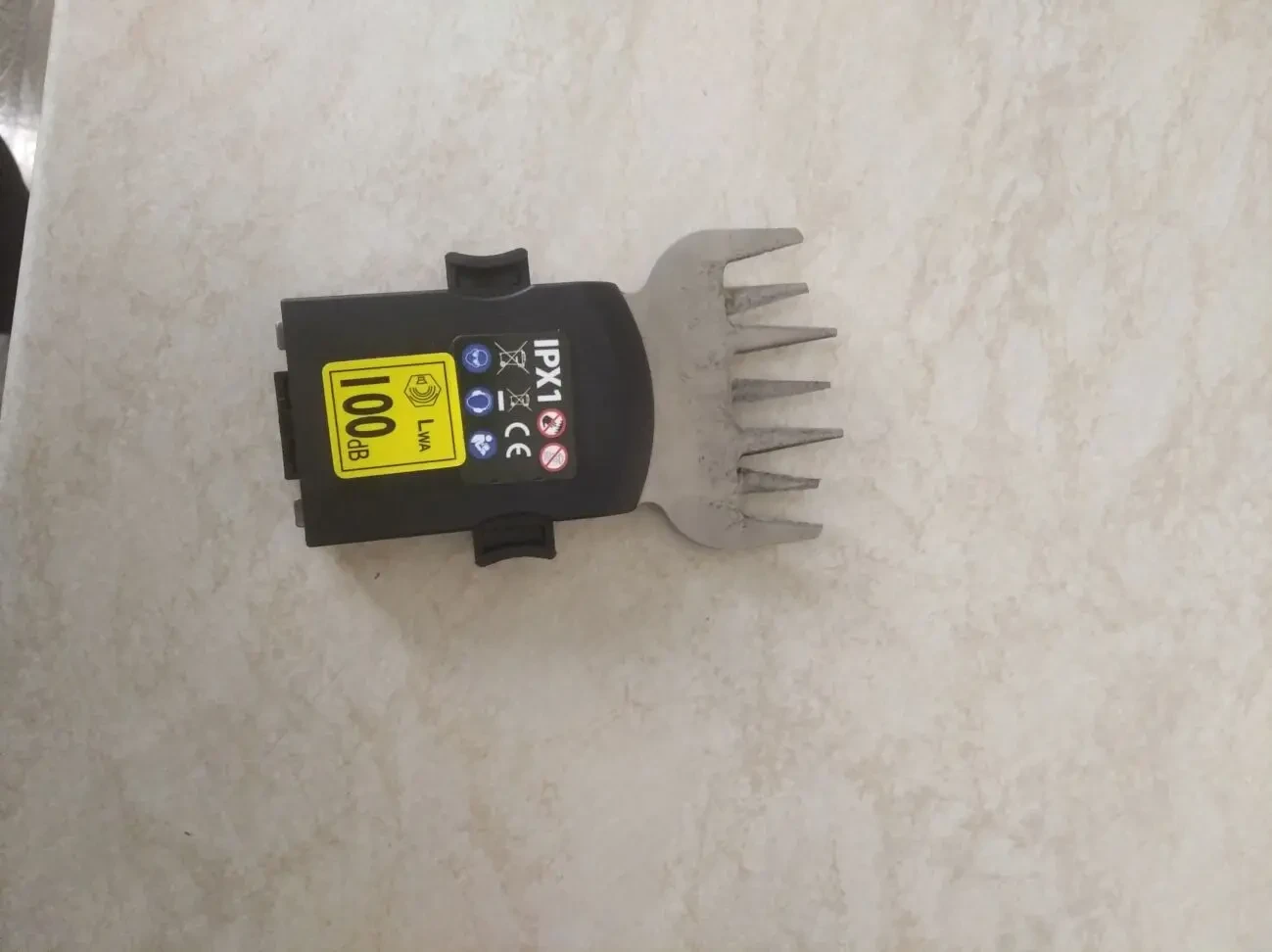 Кусторез аккумуляторный с двумя насадками. 4