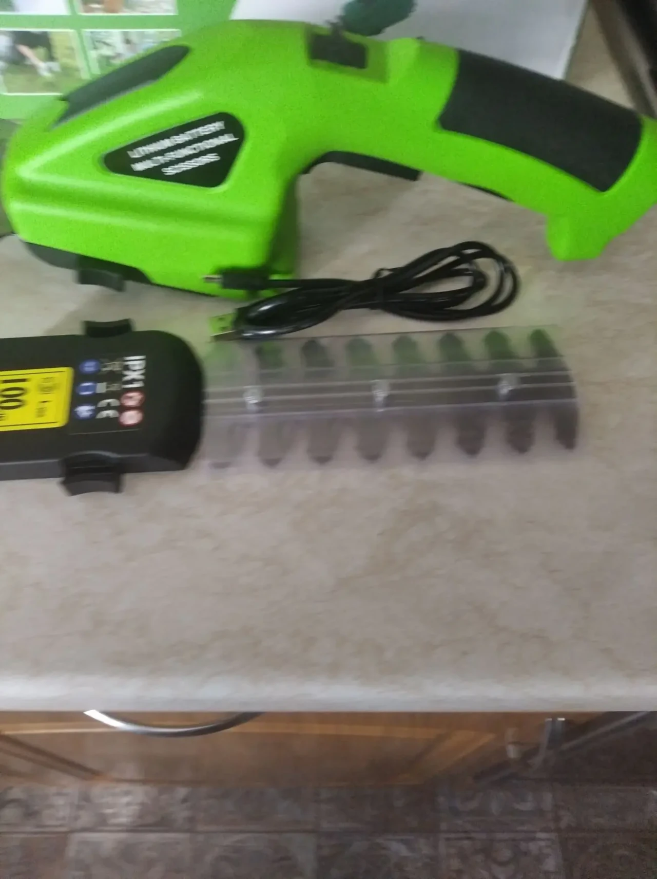 Кусторез аккумуляторный с двумя насадками. 2