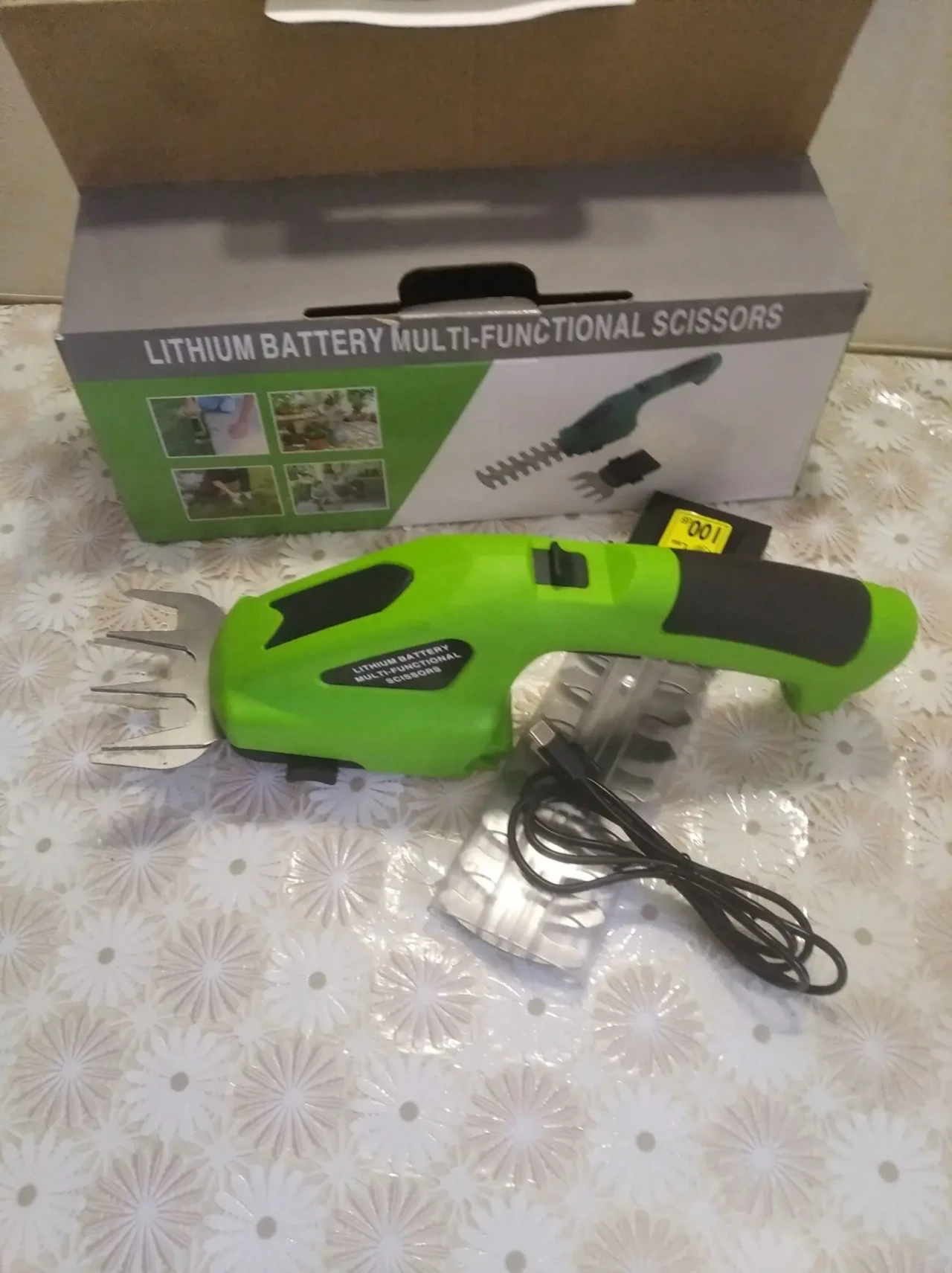 Кусторез аккумуляторный с двумя насадками.