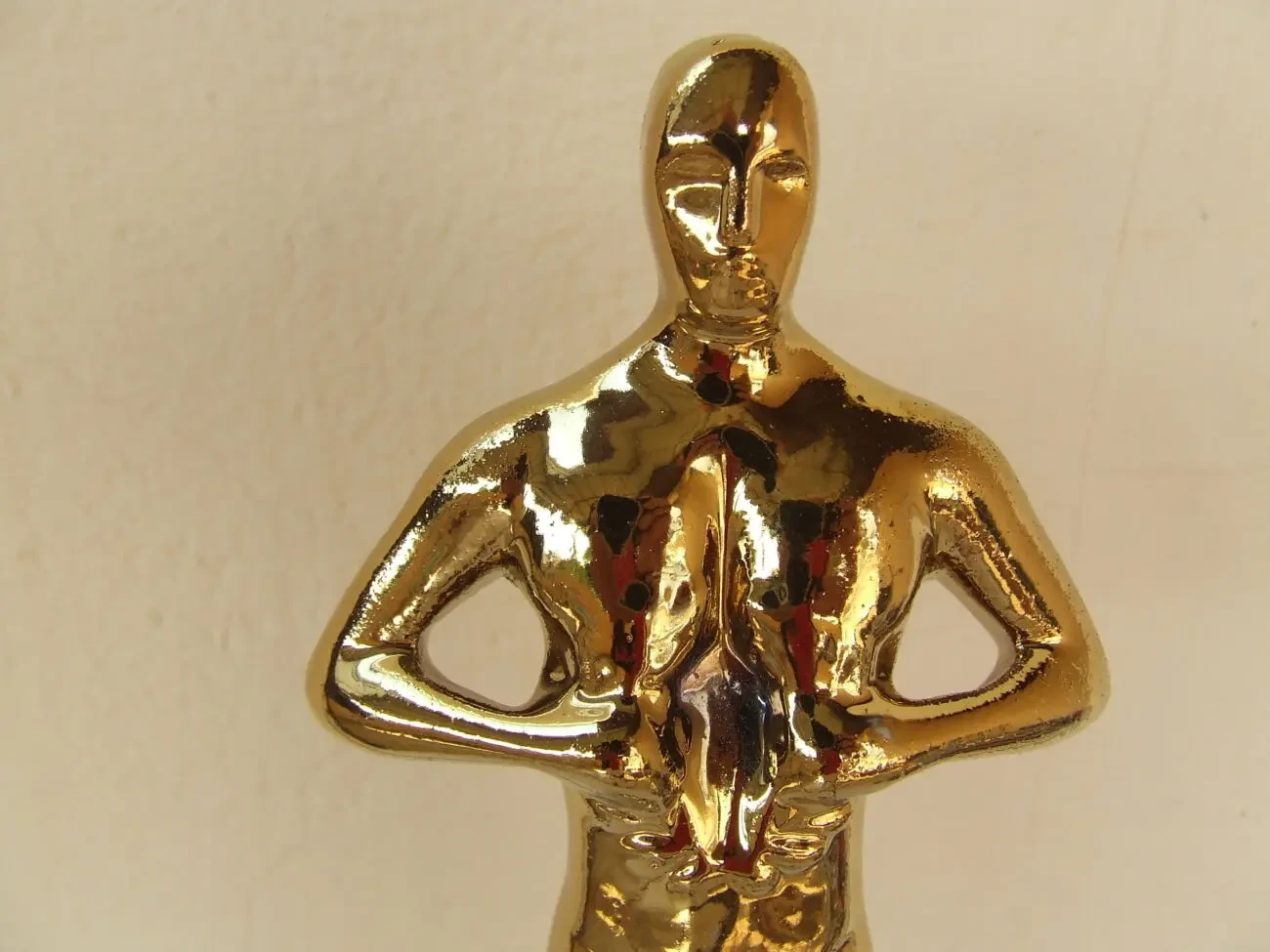 Керамика статуэтка Оскар в позолоте раз. 26 х 9 см. 2010 . гг. 2