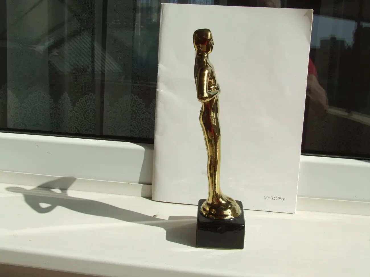 Керамика статуэтка Оскар в позолоте раз. 26 х 9 см. 2010 . гг. 8
