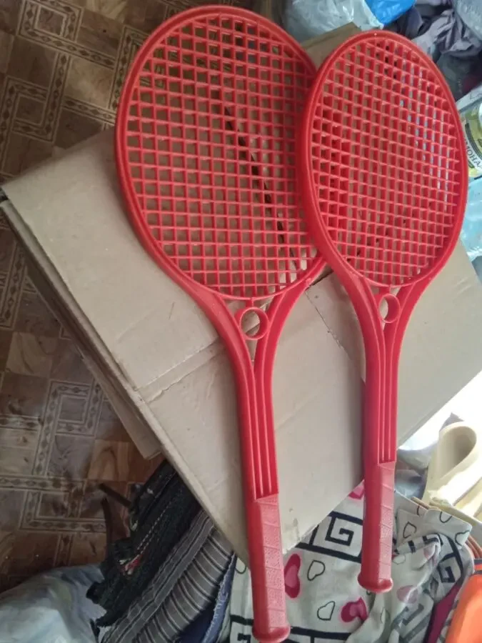 Большие красные теннисные ракетки