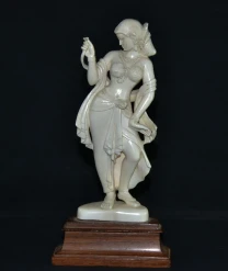 Восточная статуэтка из слоновой кости