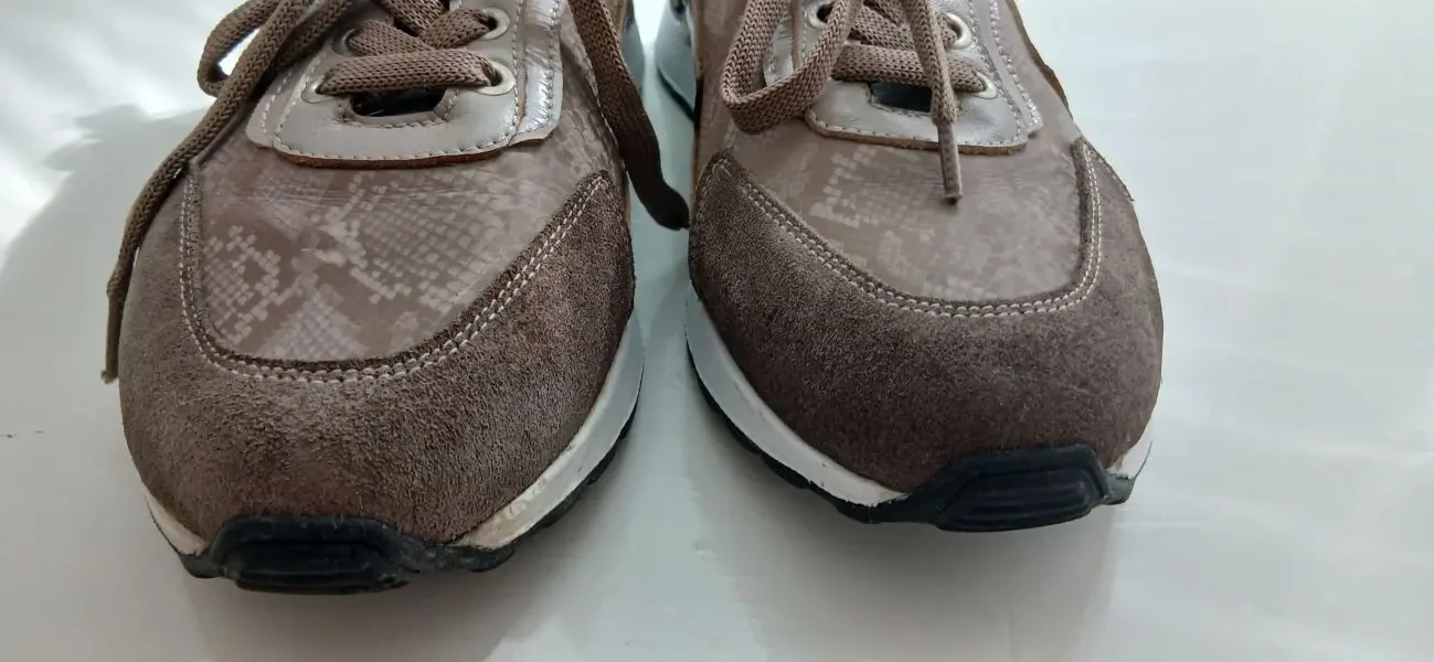 Кросівки жіночі