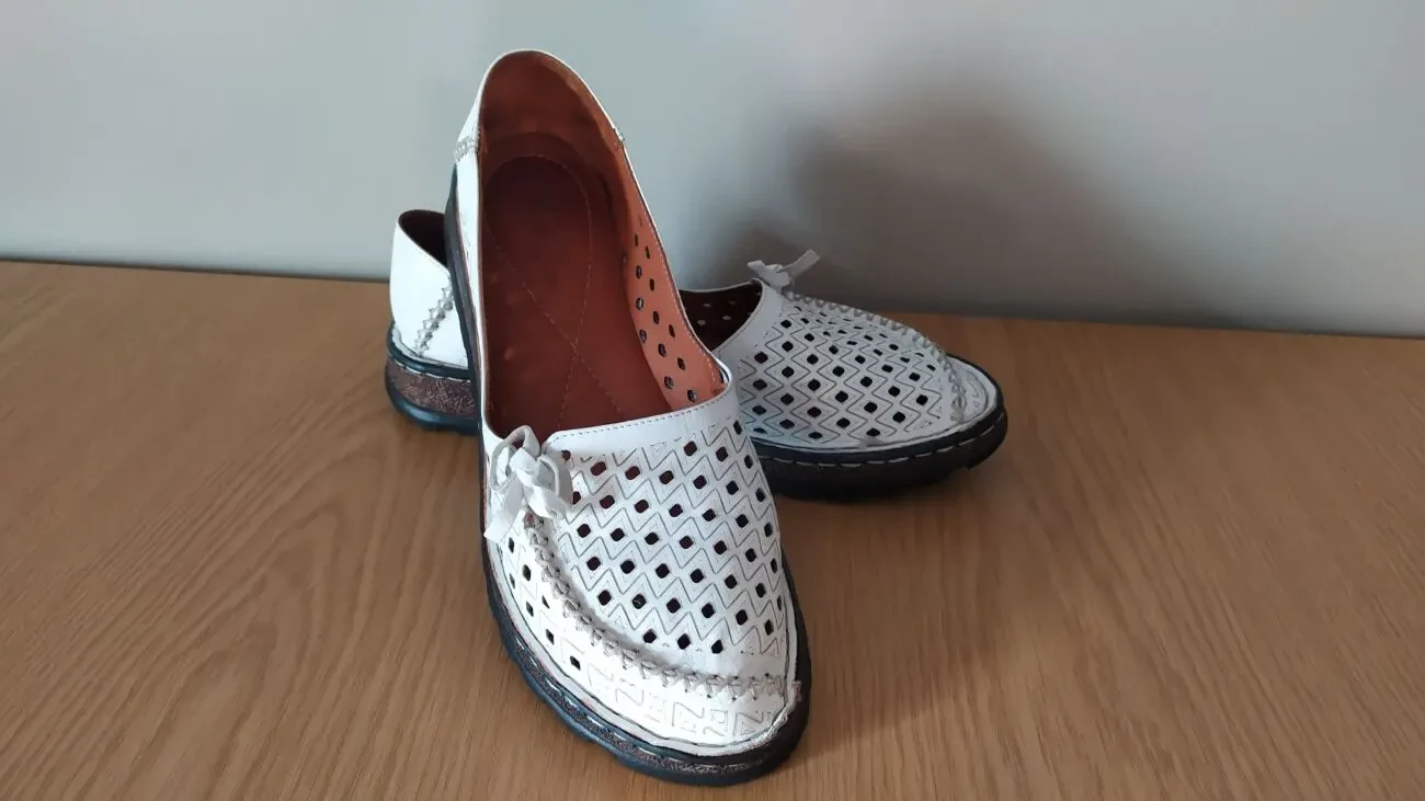 Женские белые кожаные балетки в дырочку