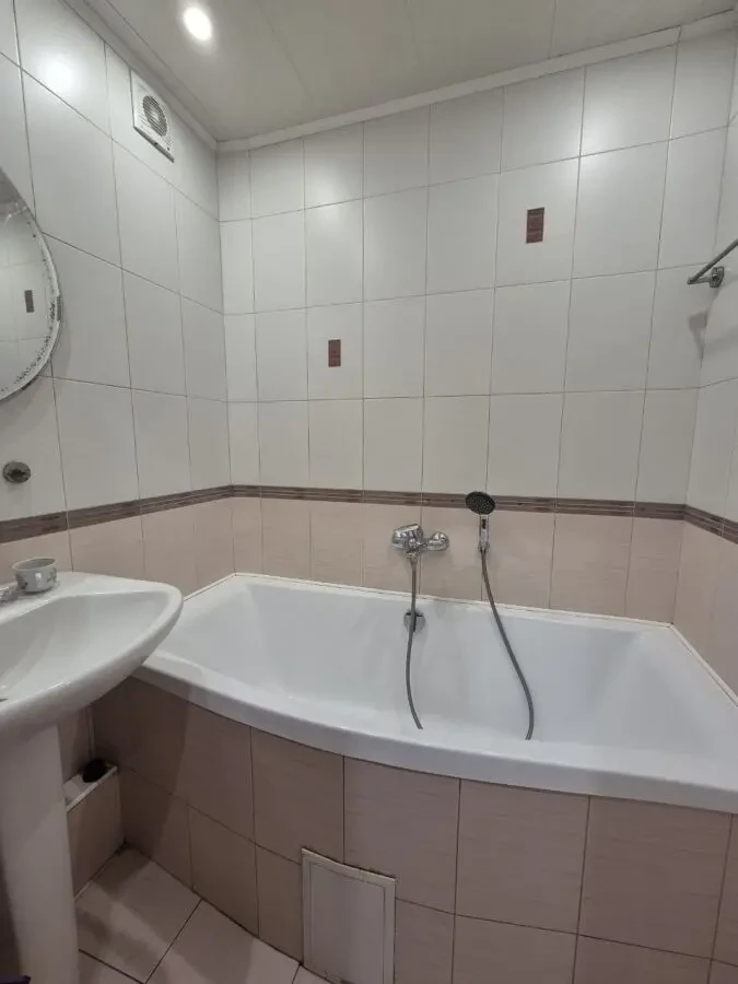 Продам 2 кімнатну квартиру, ленінградку Лівобережний-3 8