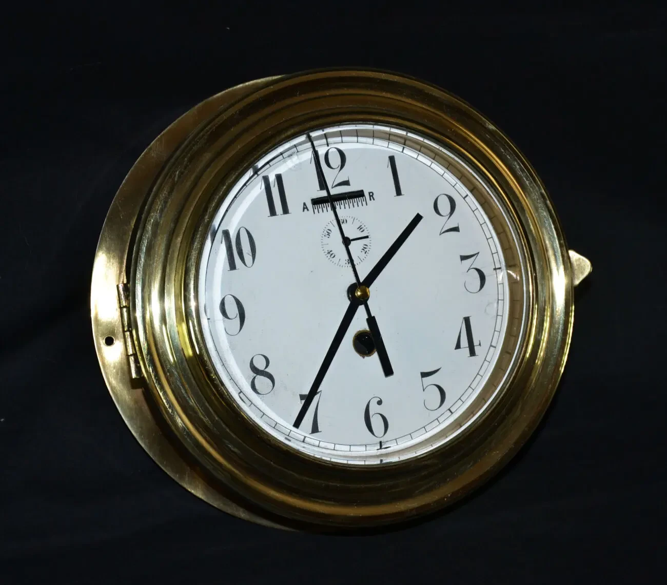 Судовые часы в латунном корпусе 200 мм.