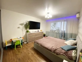 Продаю простору 2к.квартиру на Намиві