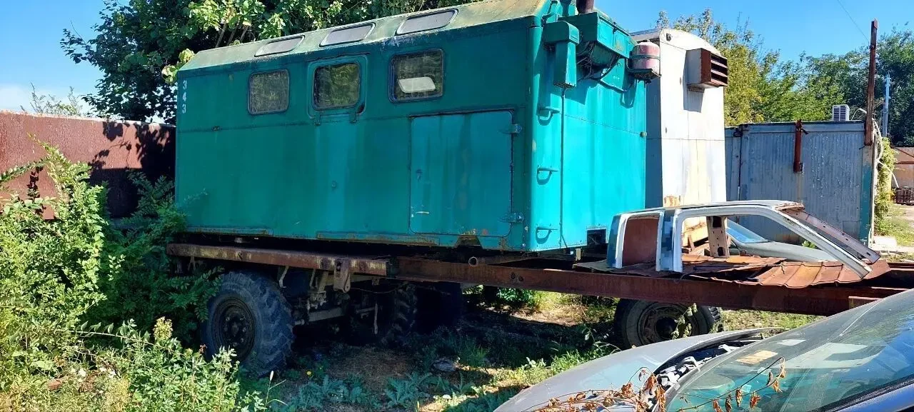 Мобільна майстерня КУНГ з причепом і верстатами всередині 10