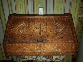 Большая антикварная шкатулка из дерева.