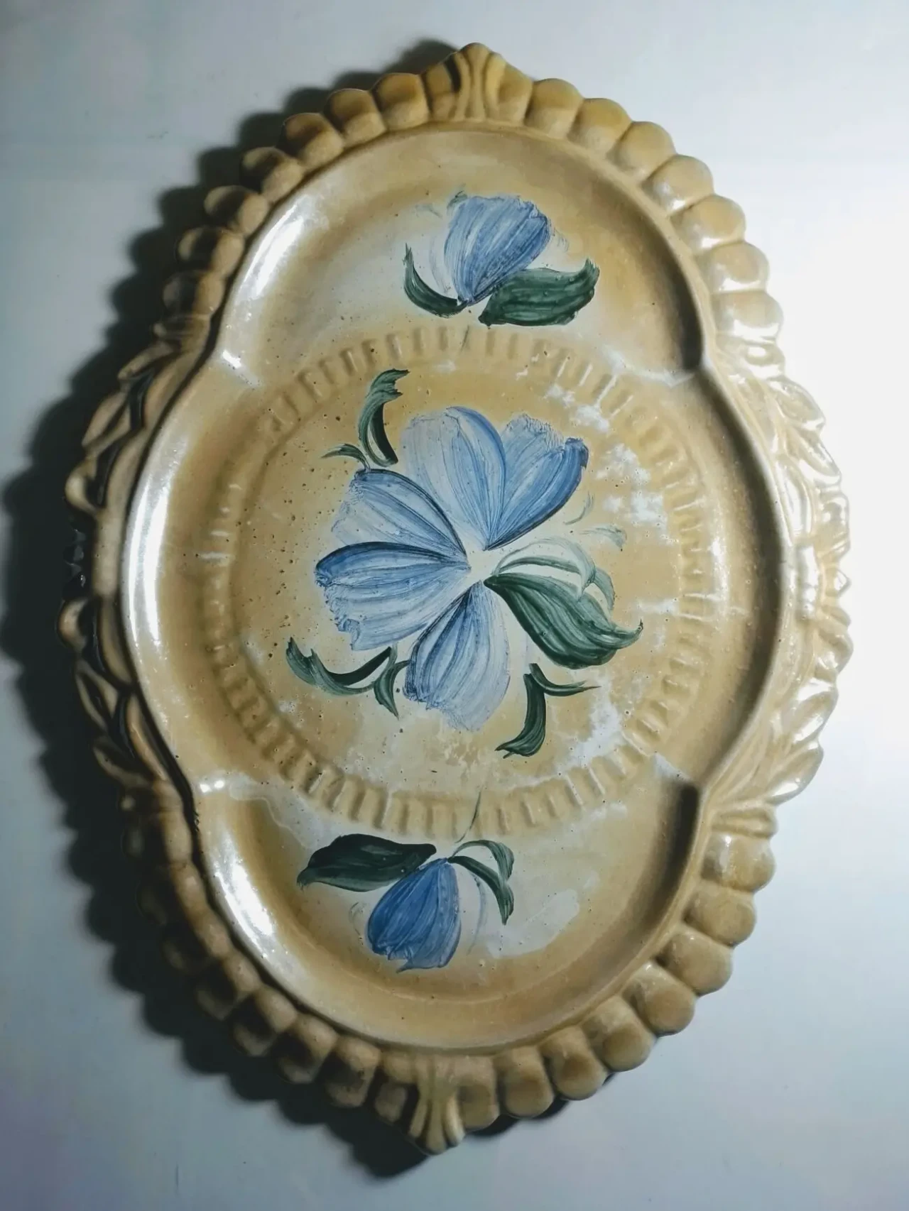 Поднос блюдо тарелка 38 см керамика бежевая, цветы голубые