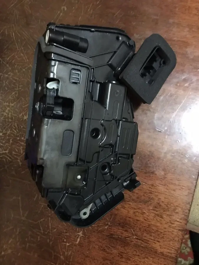 Продам 4 замки до дверей VW T5/6 2